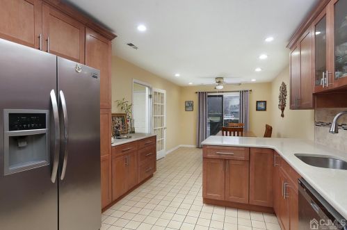 156 Maplewood Ct, Edison NJ 08820-1055 exterior