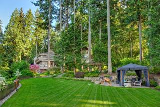 148 Moss Rd, Seattle, WA 98177-8002