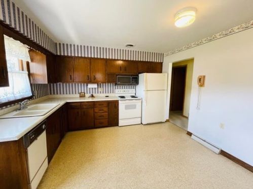 937 91, Milwaukee WI 53225-2726 exterior