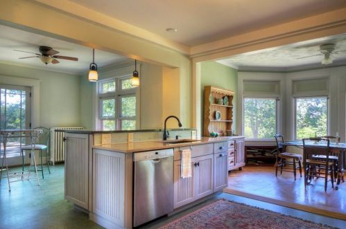 97 Ruggles Ave, Middletown RI 02840-4351 exterior