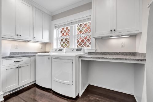 1469 Lilac Ln, Milwaukee WI  53217-2960 exterior