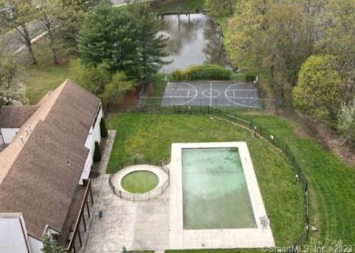 71 Cypress Rd, Hartford CT 06111-5601 exterior