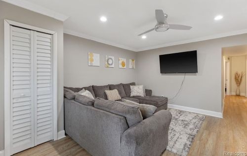 4191 Monroe St, Dearborn Heights MI  48125-2516 exterior