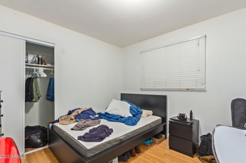 3340 Desert Cv Ave, Phoenix AZ 85028-3514 exterior