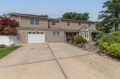 11 Arcadia Dr, Huntington Station, NY 11746-6904