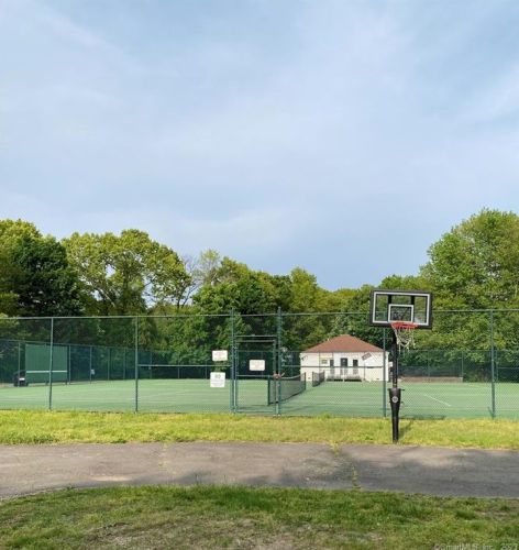 92 Wellington Dr, Farmington CT 06032-3223 exterior