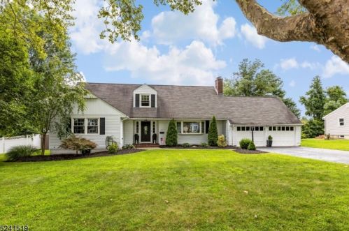 37 Hawthorne Dr, Clark, NJ 07066-2820