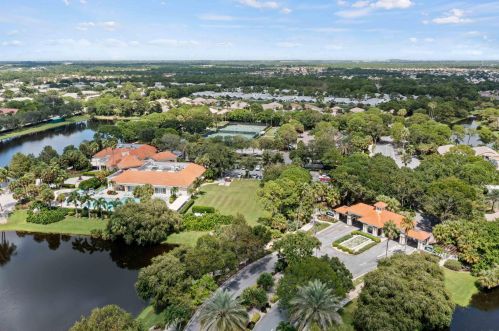 592 Cortina Ln, Fort Pierce FL 34986-1742 exterior