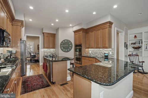 720 Bracey Ln, Alexandria VA  22314-6245 exterior