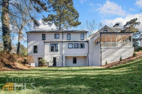6160 Heards Creek Dr, Atlanta GA  30328-3635 exterior