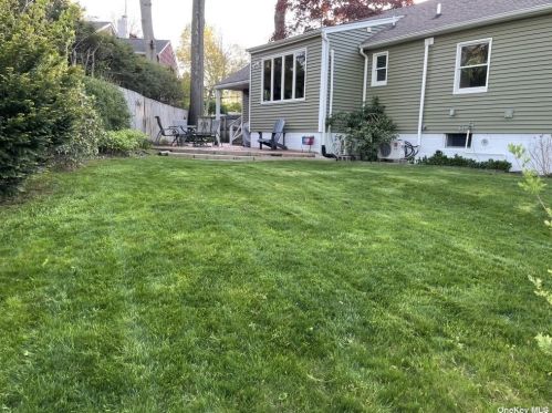 16 Pearwood Dr, Huntington Station, NY 11746-1319