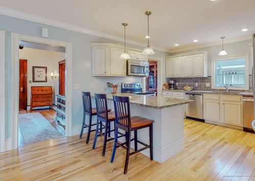 211 Ocean Ave, Portland, ME 04103-5712