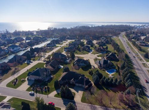 33654 Lotties Dr, New Baltimore MI 48047-2378 exterior