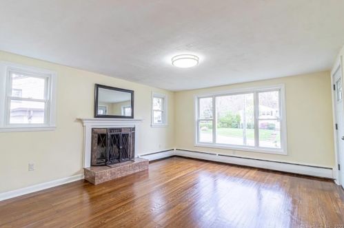 36 Park Avenue Ext, Uncasville CT 06382-1817 exterior