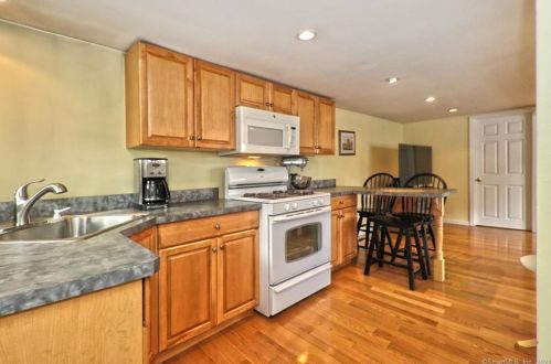 56 Botsford Ave, Milford CT 06460-5805 exterior