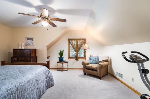 906 Mdw Pl, Milwaukee WI 53217-5737 exterior