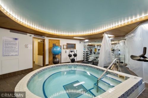 26 10th St, Saint Paul MN 55102-1042 exterior