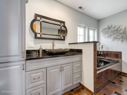 4831 Winnemac Ave, Chicago IL 60630-2432 exterior