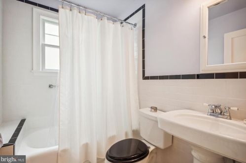 2417 Davis Ave, Alexandria VA  22302-3209 exterior