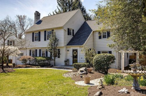 9 Edgewood Rd, Edison, NJ 08820-3622