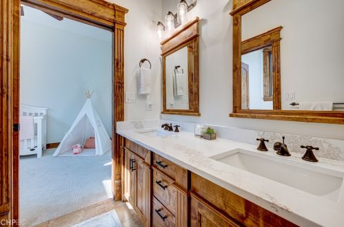 2732 Marshfield Ave, Chicago IL 60614-1016 exterior