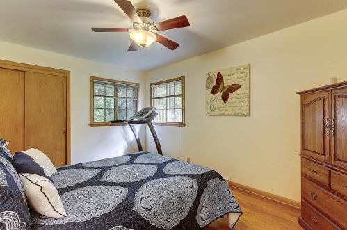 6038 Ironwood Ln, Milwaukee WI 53217-4423 exterior