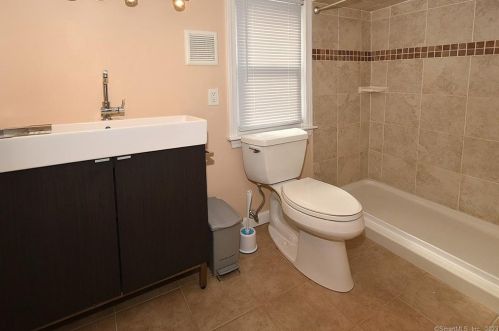 5 Sword Ave, Enfield CT 06082-1819 exterior