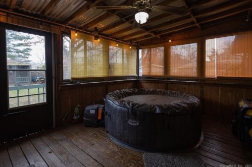 25 Magnolia Dr, Enfield CT 06082-2016 exterior