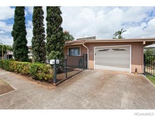 827 Paani St, Honolulu, HI 96826-3528