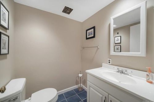 40 Cox Ave, Armonk NY 10504-2016 exterior