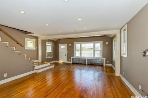 106 Winding St, Huntington Station, NY 11746-1251