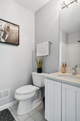 707 Blackhawk St, Chicago IL 60642-2510 exterior