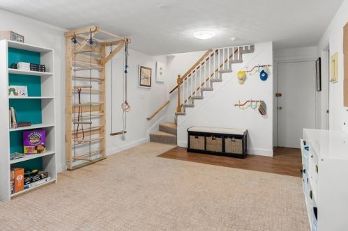 21 Cross Hl Rd, Newton MA 02459-3119 exterior