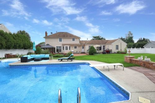 10 Dunlop Ct, Commack NY 11725-1773 exterior