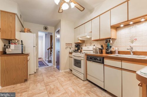 35 Aspen Dr, New Brunswick NJ 08902-1052 exterior