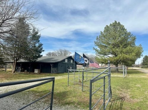 121 Stagecoach Trl, Denison TX  75021-7411 exterior