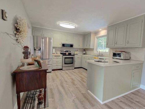 39 Tra Mart Dr, Uncasville CT  06382-1115 exterior