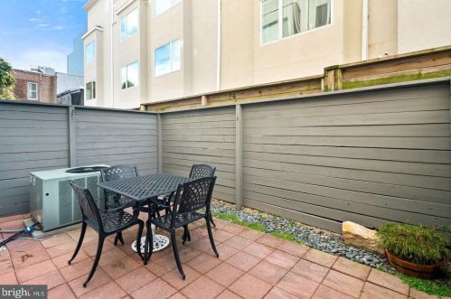 211 Brown St, Philadelphia PA 19123-2256 exterior