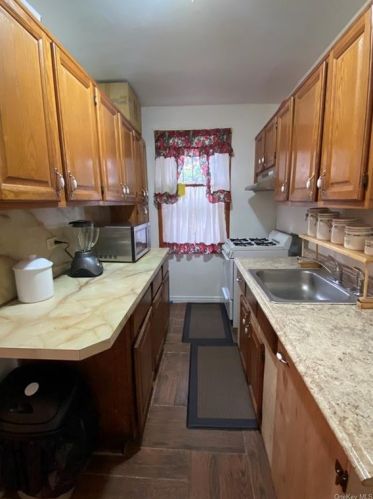 2899 Dewitt Pl, Bronx NY 10469-5564 exterior