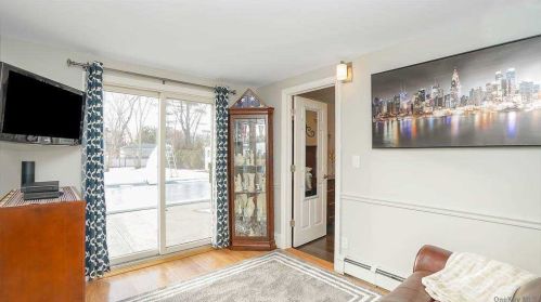 700 Locust Ave, Bohemia NY 11716-2183 exterior