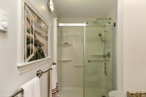 4 Capella, Middletown RI 02840-1587 exterior