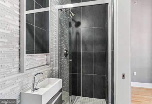 3146 Broad St, Philadelphia PA 19147-4919 exterior