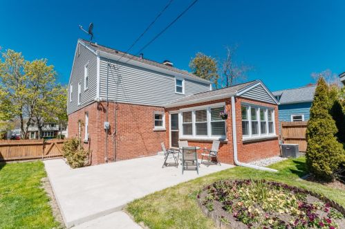 5926 Santa Monica Blvd, Milwaukee WI 53217-4619 exterior