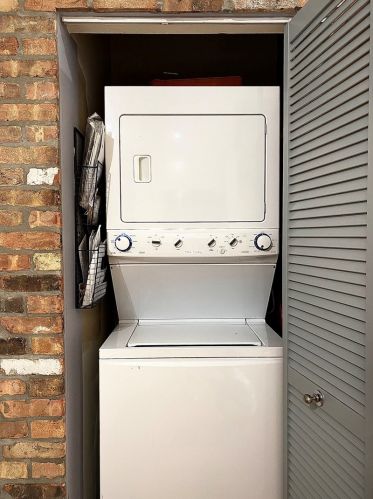 417 Jefferson St, Chicago IL 60654-0039 exterior