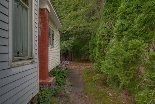 6 Palmer Ave, Plaistow NH 03865-2540 exterior