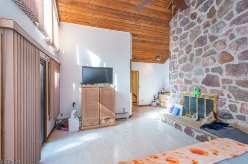 10 Lawrence Rd, Dover NJ 07869-3106 exterior