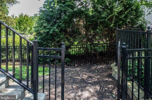 6421 Divine St, Mc Lean VA 22101-4702 exterior