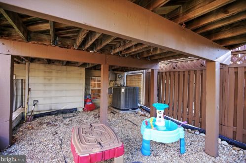 6020 Kestner Cir, Alexandria VA  22315-4833 exterior