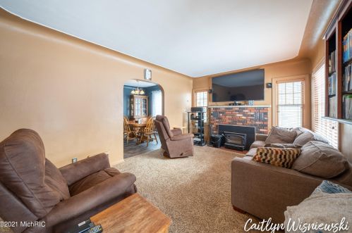 941 Northlawn St, Grand Rapids MI 49505-3717 exterior