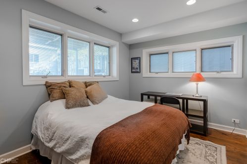 1512 Oakdale Ave, Chicago IL 60657-4011 exterior